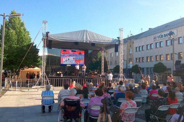Ilustračný obrázok k článku FOTO: Pod Pustým hradom bolo veselo. Celým námestím sa niesli muzikálové hity