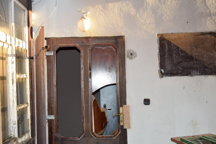 Ilustračný obrázok k článku Nočné vyčíňanie pri Nitre: Dvaja muži sa vlámali do pohostinstva