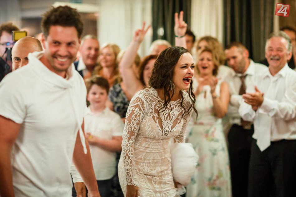 Ilustračný obrázok k článku Známa speváčka a jej veľký deň: Momentky zo svadby Niky Karch pri Vinianskom jazere