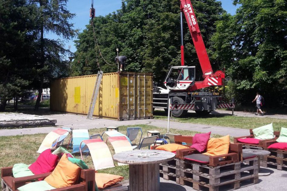 Ilustračný obrázok k článku Do Považskej dorazil veľký lodný kontajner: Celoletná zábava sa môže začať! FOTO