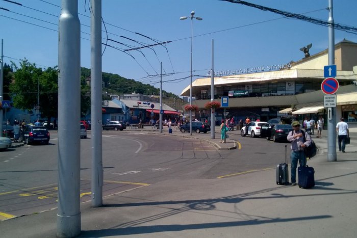 Ilustračný obrázok k článku Mesto by chcelo skultúrniť Kamenné aj Predstaničné námestie. Brzdia ho súdne spory s investorom