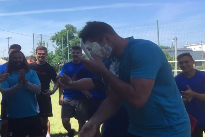 Ilustračný obrázok k článku Obranca Stehlík oslavuje narodeniny: Tradičný darček od spoluhráčov! VIDEO