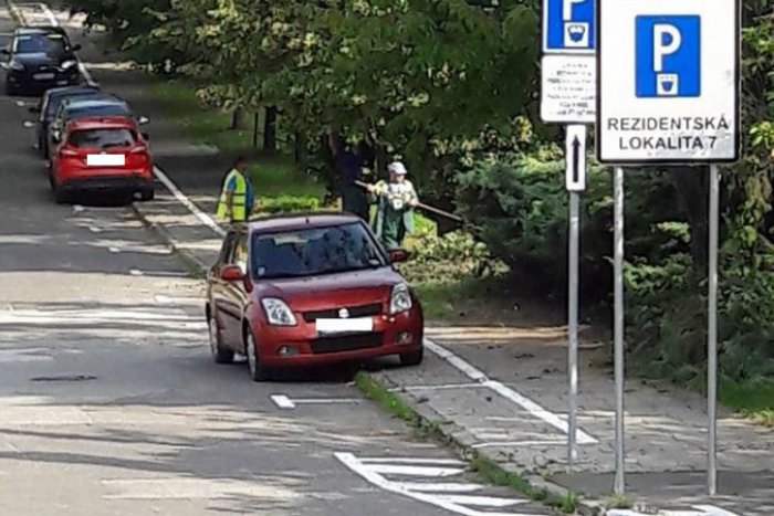 Ilustračný obrázok k článku Veci sa pohli aj vďaka článku: Po chodníku už prejdeme aj s kočíkom