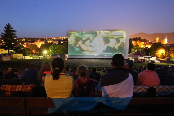 Ilustračný obrázok k článku Obľúbené Letné kino na bystrickom amfíku pokračuje: PROGRAM na júl plný lákadiel
