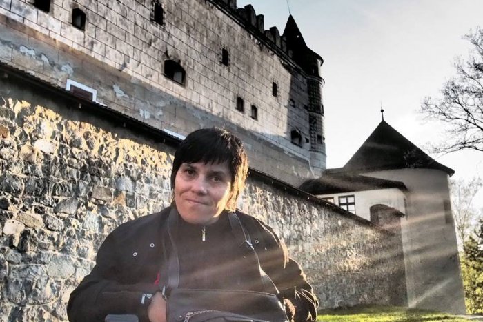 Ilustračný obrázok k článku Vozičkárka Vladimíra sa vo Zvolene pasuje s problémami: Ochotných ľudí je málo