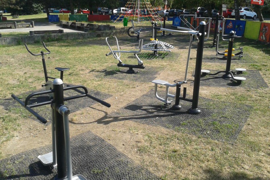 Ilustračný obrázok k článku FOTO: Novinka na bystrickom sídlisku. Pod Urpínom nám pribudol fit park