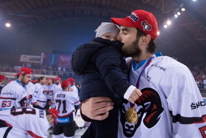 Ilustračný obrázok k článku Skvelá správa pre fanúšikov baranov. Skúsený zadák Mihálik zostáva pod Urpínom