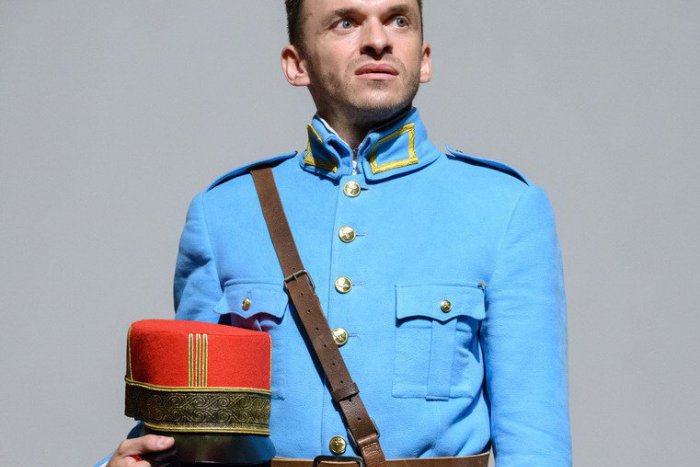 Ilustračný obrázok k článku DAB končí divadelnú sezónu hrou o Štefánikovi: Zanechal nám odkaz, FOTO