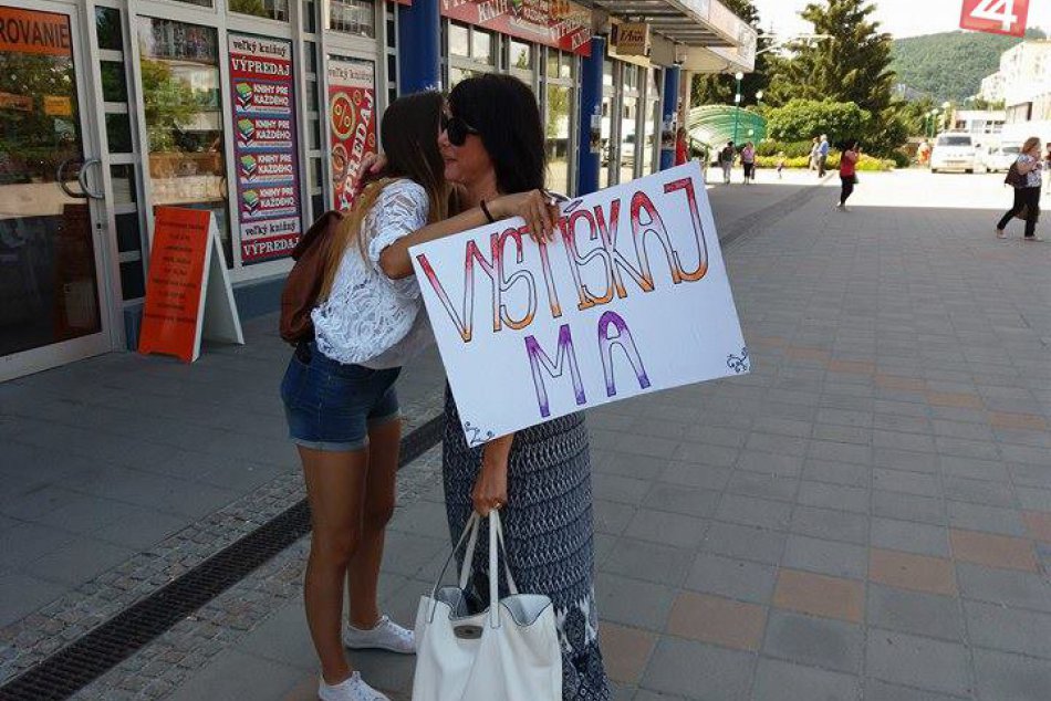 Ilustračný obrázok k článku FOTKY, ktoré vám zlepšia deň: Ulice Považskej plné nečakaných i dojemných objatí