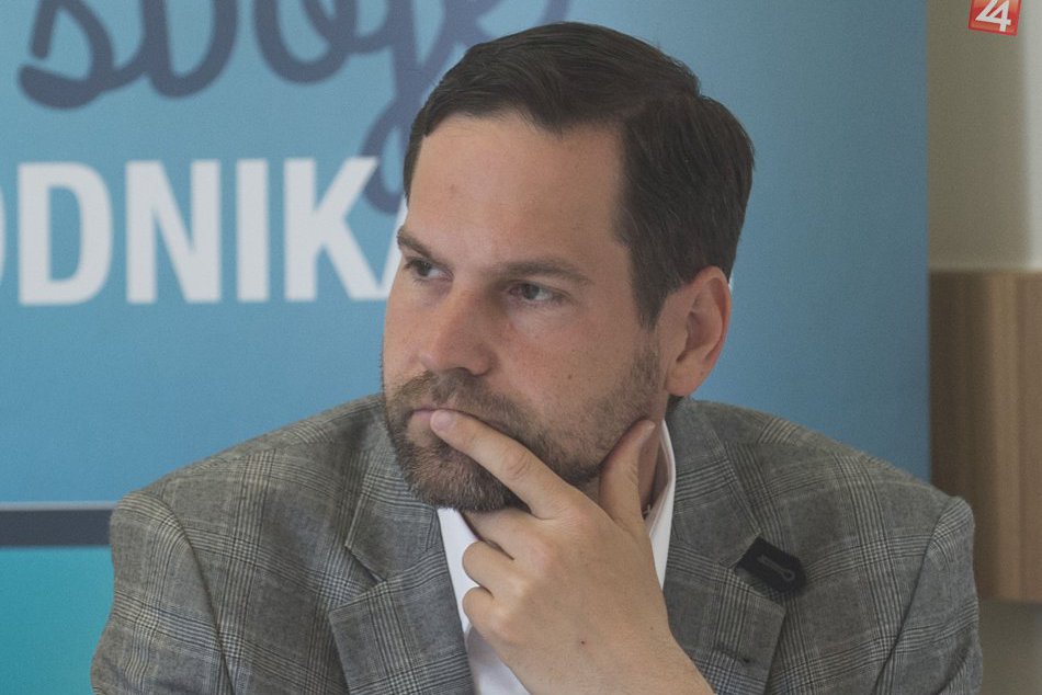 Ilustračný obrázok k článku Personálne rošády a plesnivé byty. Poslanci hovoria o kolapse na novomestskom úrade