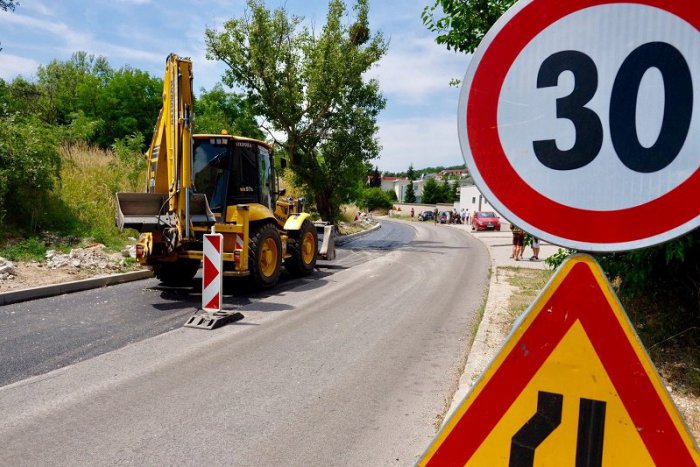 Ilustračný obrázok k článku Najviac poškodená časť cesty na Starých gruntoch sa dočkala opravy