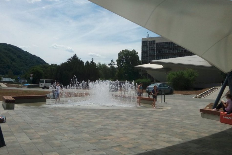 Ilustračný obrázok k článku Fontána s kaskádami aj vodná stena. Študentov zvolenskej univerzity vítajú NOVINKY