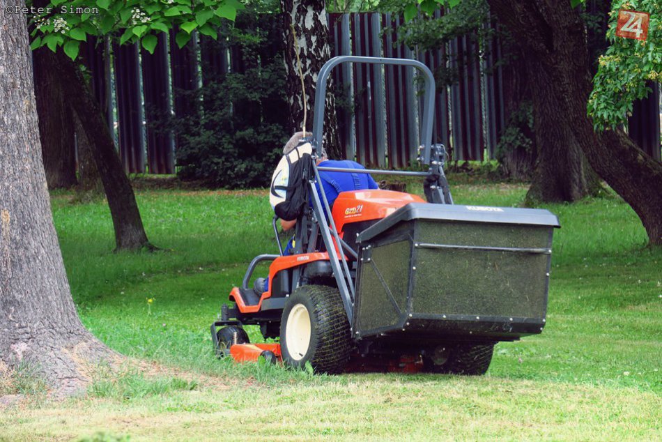 Ilustračný obrázok k článku Na zemplínskych cestách sa premával na kosačke, polícia odhalila viac