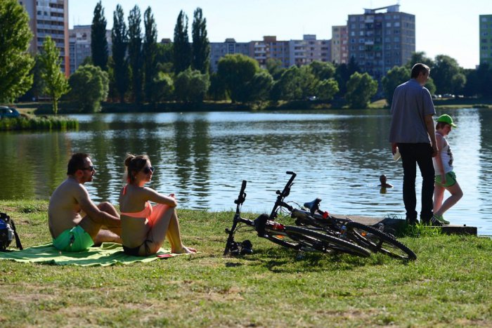 Ilustračný obrázok k článku RANNÁ ŠTVORKA: Nedeľu spríjemní slnečné a horúce počasie, meniny má Lujza