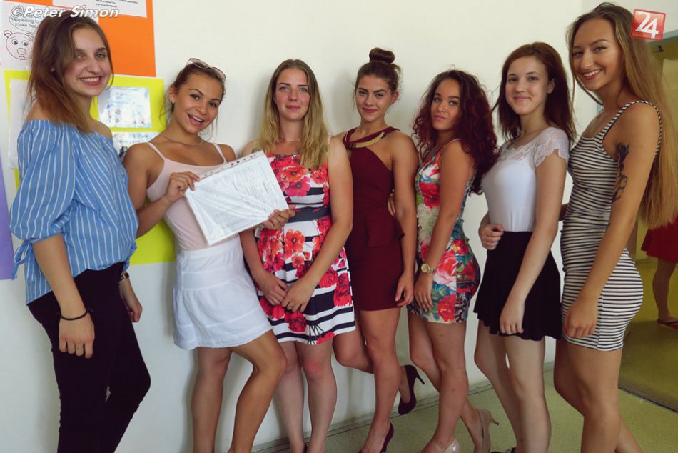 Ilustračný obrázok k článku Radosť aj dojemné lúčenie: Posledný školský deň na rožňavskom gympli na FOTKÁCH