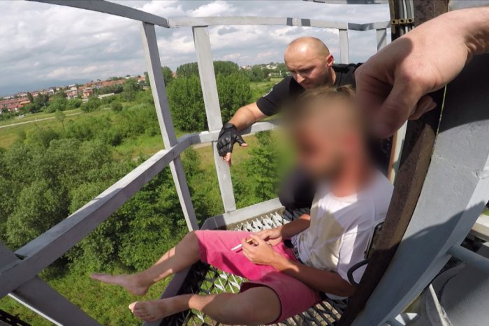 Ilustračný obrázok k článku Výborná práca popradských policajtov: Mužovi na stĺpe zachránili život!