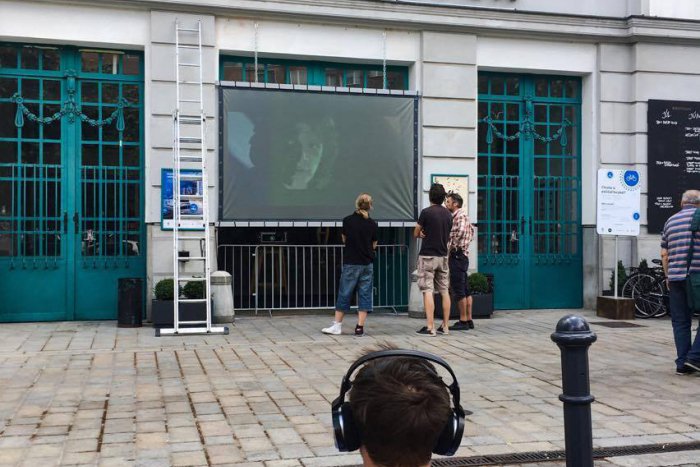 Ilustračný obrázok k článku Pred Starou tržnicou otvoria prvé letné „Silent Cinema“