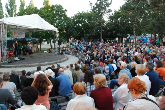 Ilustračný obrázok k článku Dúbravka ožíva počas leta kultúrou