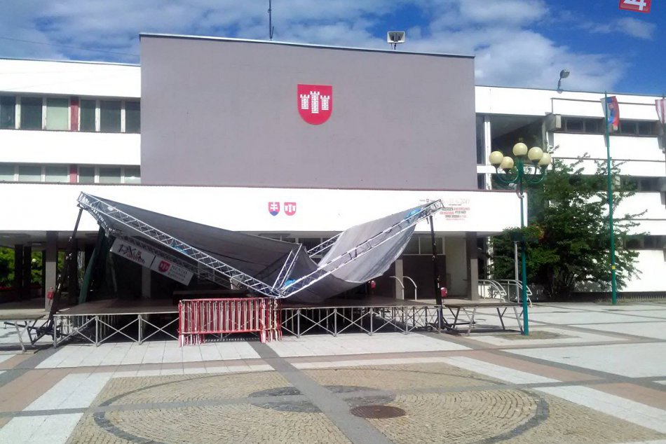 Ilustračný obrázok k článku Strecha pódia pred radnicou v Považskej nevydržala: Môže sa to zopakovať? FOTO