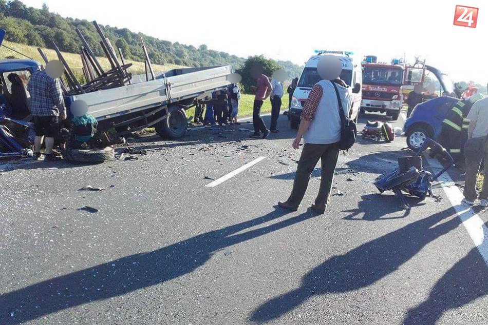 Ilustračný obrázok k článku FOTKY z miesta: Medzi Brekovom a Humenným došlo k čelnej zrážke Fabie s Aviou!