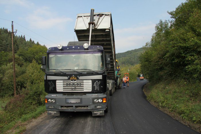 Ilustračný obrázok k článku Dobré správy pre vodičov: Týchto 9 úsekov ciest v okolí Humenného sa bude rekonštruovať