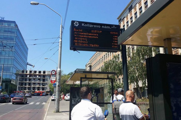 Ilustračný obrázok k článku Na zastávkach MHD pribudli elektronické informačné tabule. Nájdete ich najmä v širšom centre mesta