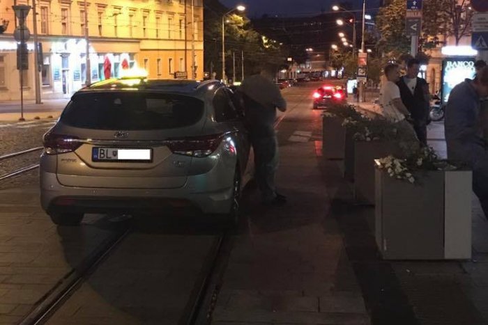 Ilustračný obrázok k článku Skúsenosť Katky s taxikárom: Vyhodil ma z taxíka a nepublikovateľne mi vynadal