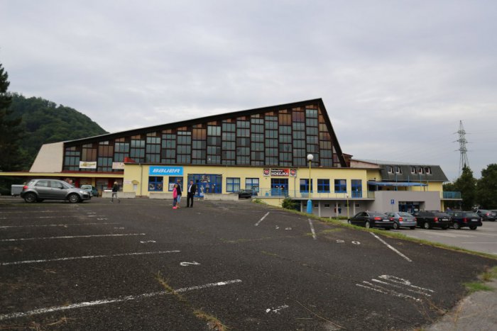 Ilustračný obrázok k článku Obnova strechy na zvolenskom zimáku? Tento rok sa nedočkáme