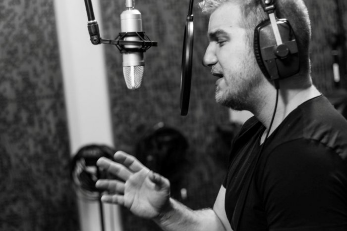 Ilustračný obrázok k článku Lukáš Adamec s debutovým albumom: V piesni Horúca láska spieva o kráske z Luníka