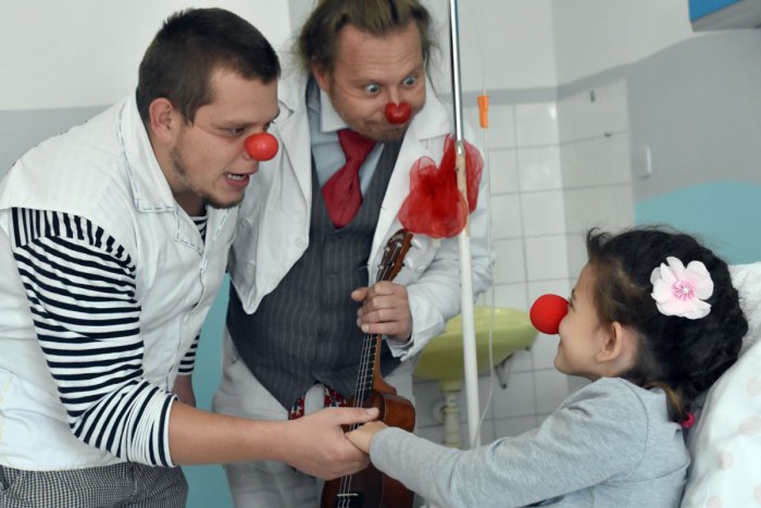 Ilustračný obrázok k článku Klauni na chodbách bystrickej nemocnice. Malých pacientov bavili vtipmi aj trikmi