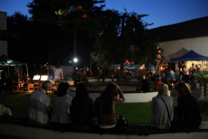 Ilustračný obrázok k článku Retrotančiareň v záhrade Múzea Janka Kráľa ožije: Roztancuje sa  jazzom a swingom