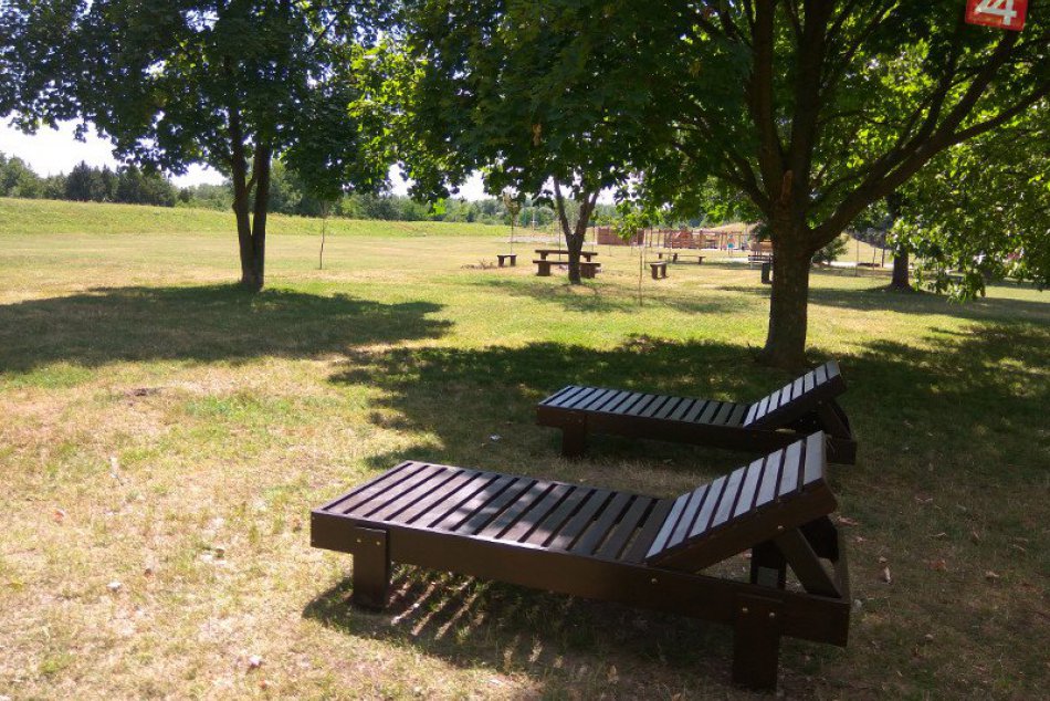 Ilustračný obrázok k článku Novozámčania majú novú možnosť relaxácie: Na Čerešňovej pribudli drevené lehátka