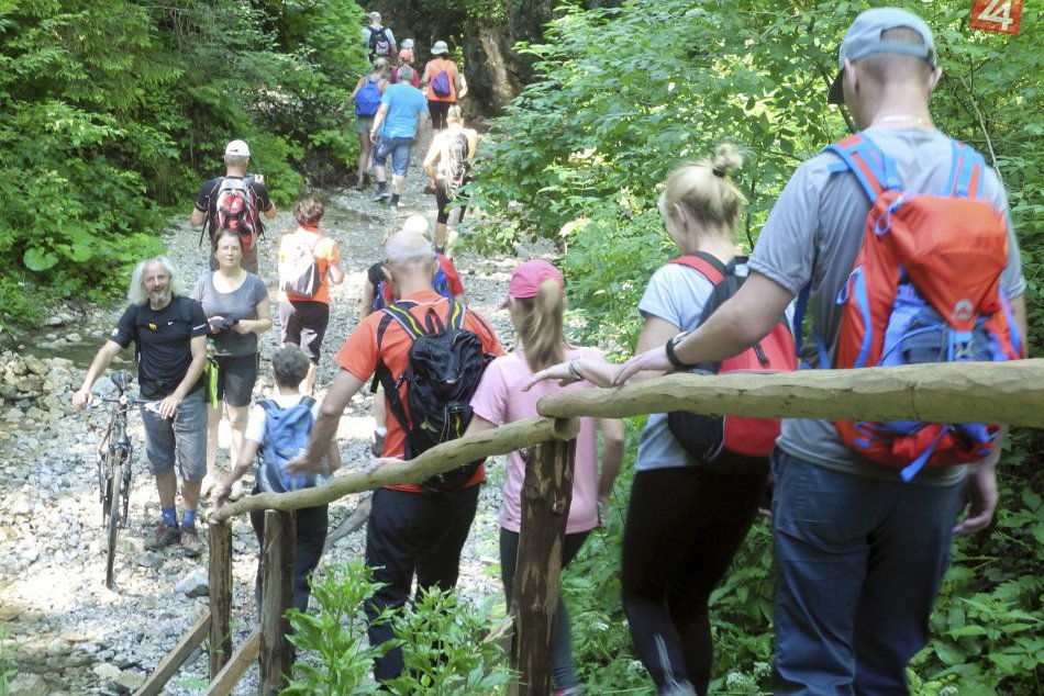 Ilustračný obrázok k článku Tlačenica pod Tatrami: V Slovenskom raji to vyzerá ako pri výpredajoch