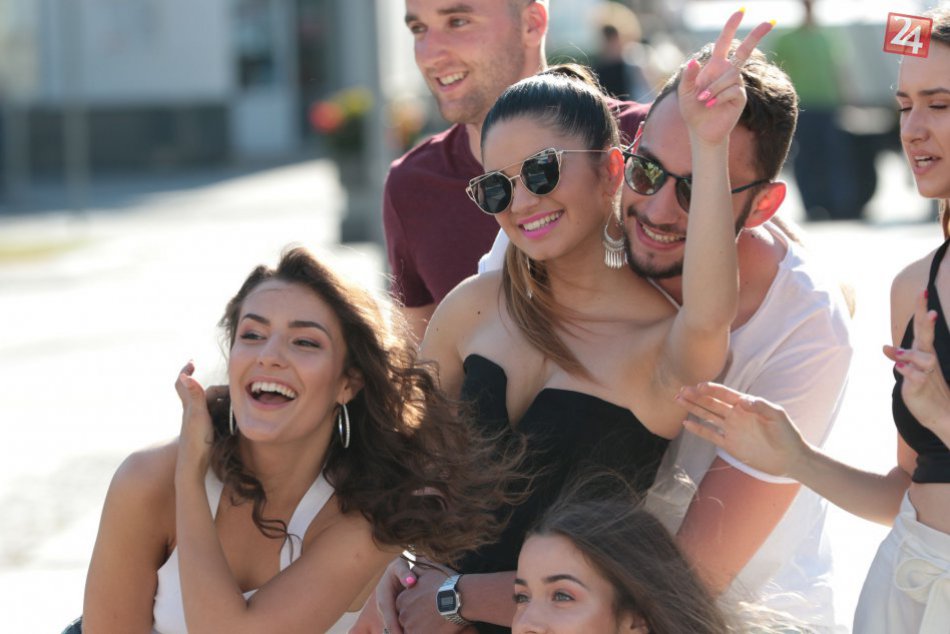 Ilustračný obrázok k článku Videoklip natáčaný v uliciach Zvolena. Debutový singel speváčky Doris vás roztancuje