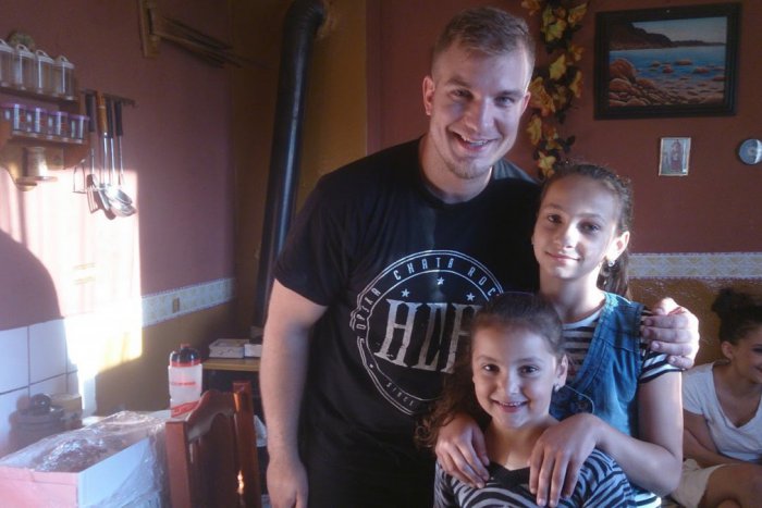 Ilustračný obrázok k článku Lukáš Adamec natáčal videoklip v osade