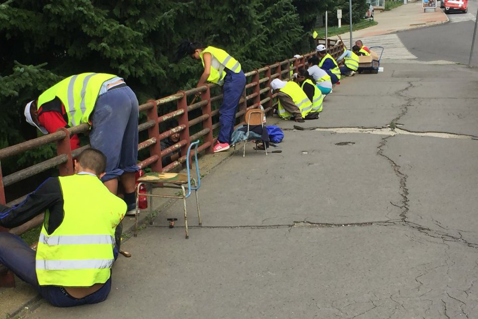 Ilustračný obrázok k článku FOTO: Dlhodobo nezamestnaní sa v Bystrici činia. V novom šate už stovky m zábradlí