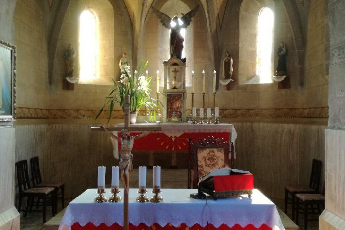 Ilustračný obrázok k článku Kostol v obci pri Revúcej s NOVINKOU. Pribudnú hodiny so špeciálnym vežovým strojom