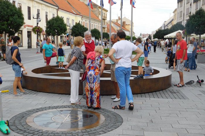 Ilustračný obrázok k článku Na pešej zóne pribudla atraktívna novinka: Posedieť si môžeme na mestskom znaku!