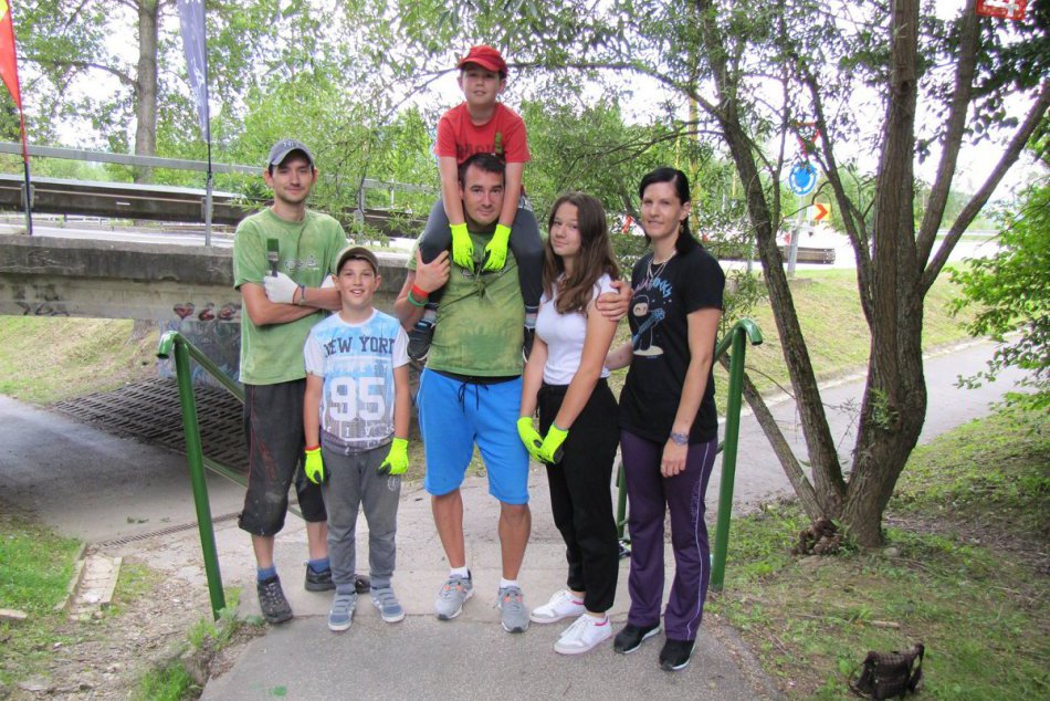 Ilustračný obrázok k článku Považskobystrickí dobrovoľníci vykasali rukávy a ... Veď pozrite sami, FOTO