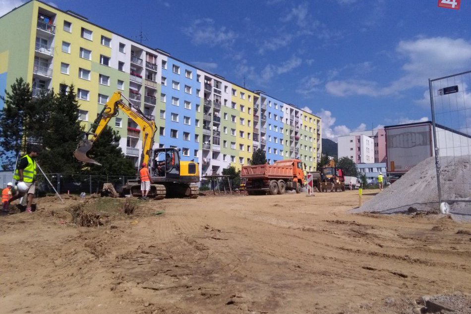 Ilustračný obrázok k článku Skvelá správa pre vodičov. Na bystrickom sídlisku vyrastá parkovisko so 116 miestami