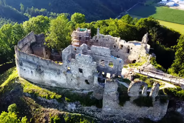 Ilustračný obrázok k článku Na Považskom hrade pribudol náučný chodník: Aké atrakcie ponúka? FOTO a VIDEO