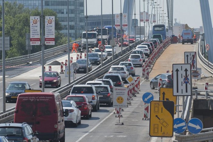 Ilustračný obrázok k článku Oprava vozovky na Moste SNP prebieha podľa plánu. V auguste by mala finišovať