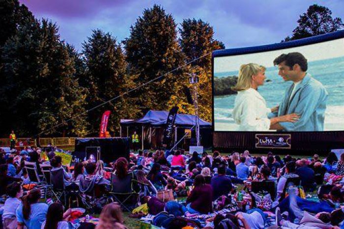 Ilustračný obrázok k článku LETNÉ KINO: Premietanie pod hviezdami je v plnom prúde