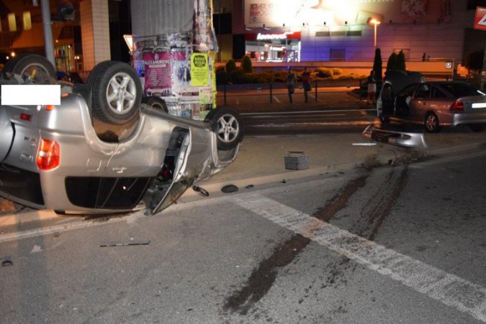 Ilustračný obrázok k článku FOTO z miesta nehody na Huštáku. Po zrážke na križovatke skončilo auto na streche