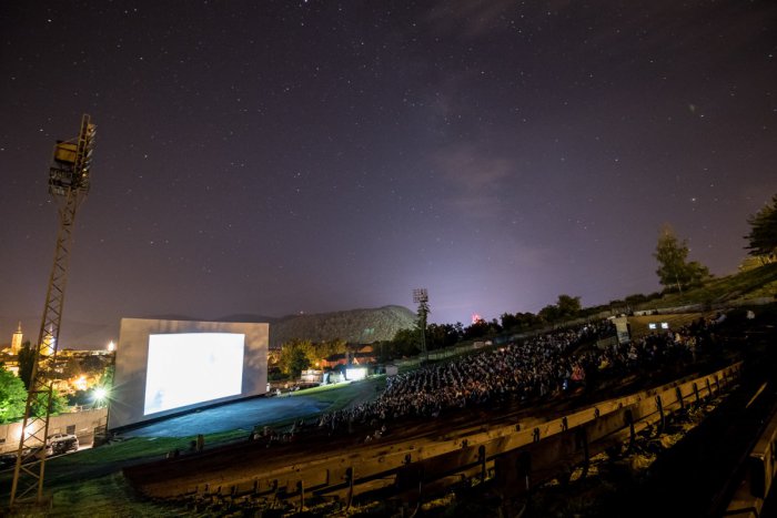 Ilustračný obrázok k článku Romantika, akú ste v Bystrici ešte nezažili. Na amfíku sa bude premietať aj na Valentína