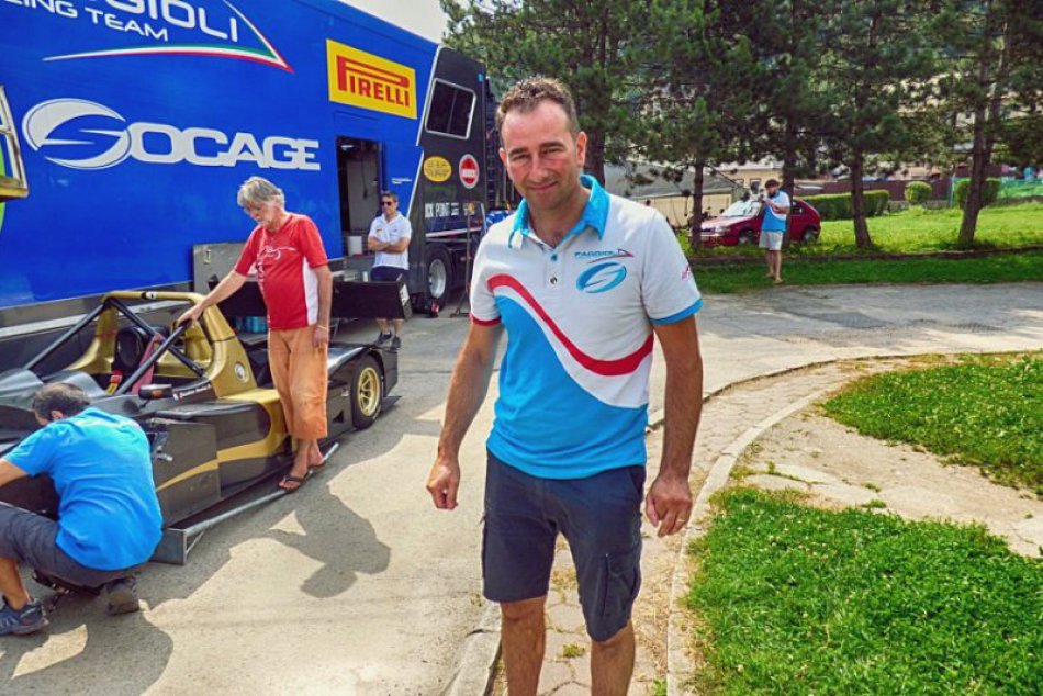 Ilustračný obrázok k článku PRVÉ FOTO z miesta: Z ulíc Dobšinej pozdravuje Simone Faggioli