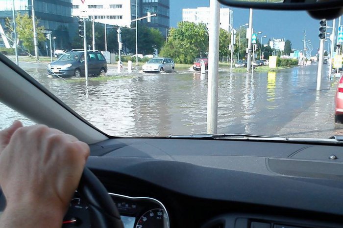 Ilustračný obrázok k článku Silný dážď zaplavil v Rači niektoré cesty, vodu odčerpávajú hasiči