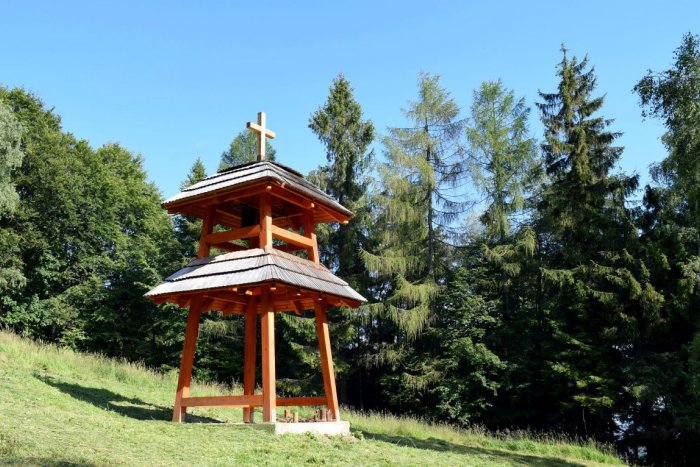 Ilustračný obrázok k článku Dobrovoľníci z KVH Beskydy postavili zvonicu: Teraz k nej pribudne ešte niečo!