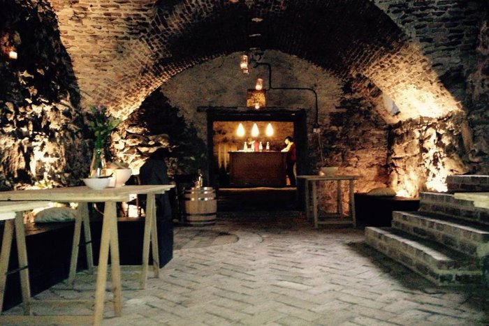 Ilustračný obrázok k článku Romantika stará 500 rokov: Dajte si pohár vínka v pivnici renesančného domu