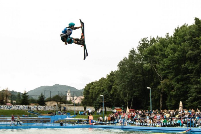 Ilustračný obrázok k článku Prípravy na Big Air začali: Na kremnickom kupku vyrastie dvanásťmetrový mostík, FOTO